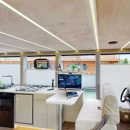 Botel Harbor Templin