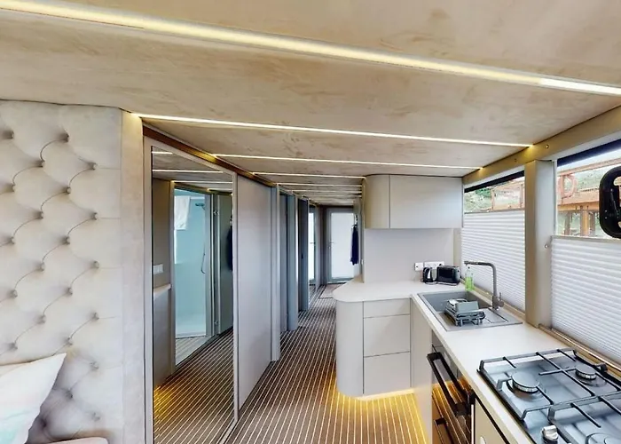 Botel Harbor Templin